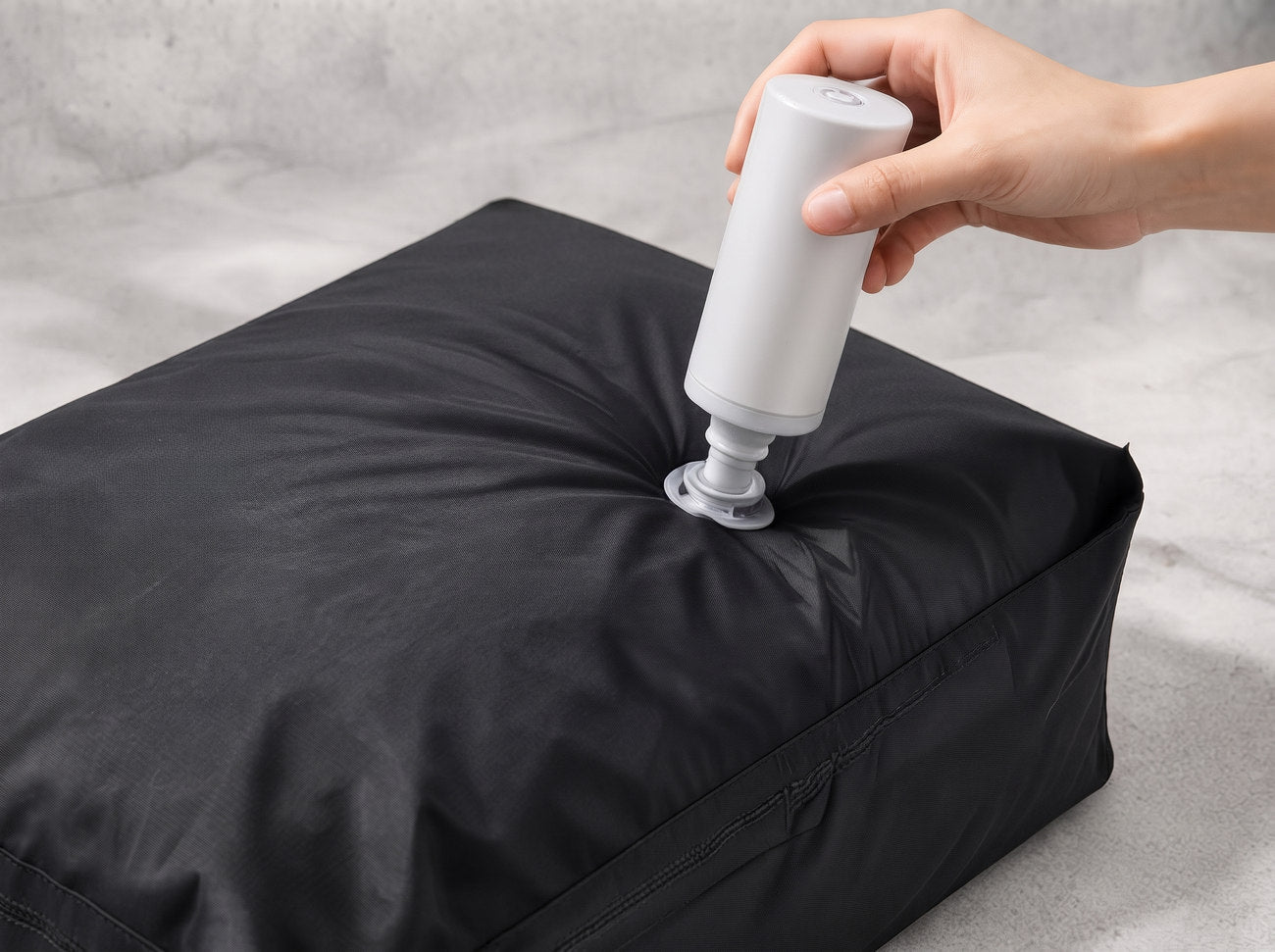 Hand drawing air out with the manual pump